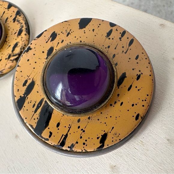 Vintage 80s Faux Cork And Purple Accent Clip Earrings - Picture 4 of 4